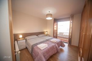 Ένα ή περισσότερα κρεβάτια σε δωμάτιο στο Apartamento Pradas Jaca