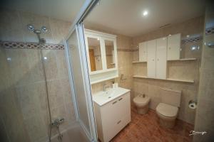 Ένα μπάνιο στο Apartamento Pradas Jaca +40 φωτογραφίες
