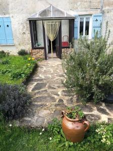 En have udenfor Maison vintage à Montdauphin