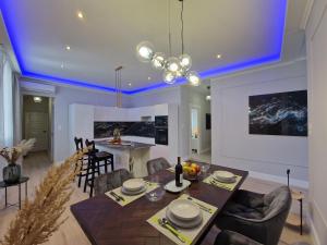 een eetkamer en een woonkamer met een blauw plafond bij Danube Wonder View apartment in Boedapest +43 foto's