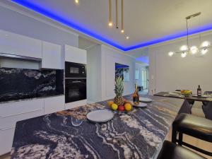 een keuken met een tafel met fruit erop bij Danube Wonder View apartment in Boedapest