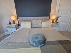 een groot bed met een blauw kussen erop bij Danube Wonder View apartment in Boedapest