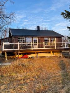 een groot houten huis met een zwart dak bij Øse Camping in Gratangen