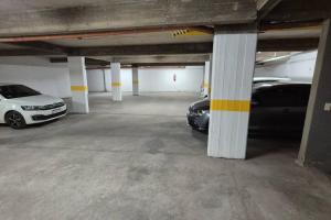 een parkeergarage met twee auto's erin geparkeerd bij Moderno 2 Ambientes con cochera in Tandil