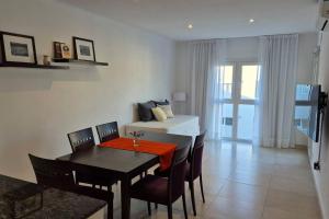 een eetkamer met een tafel en een bed in een kamer bij Moderno 2 Ambientes con cochera in Tandil