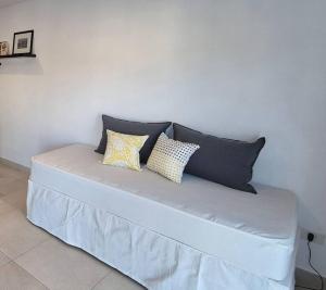 een bank met drie kussens erop bij Moderno 2 Ambientes con cochera in Tandil