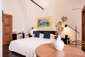 Postel nebo postele na pokoji v ubytování Palazzo Biancofiore, suites & rooftop + 37 fotografií
