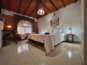 una camera da letto con un letto in una stanza di Casa Amaru a Guarne
