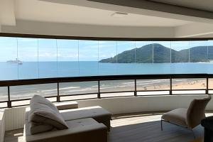 Una sala de estar con vista a la playa en Frente mar, espaço e conforto, en Balneário Camboriú