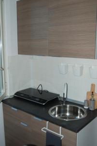 Kuchyň nebo kuchyňský kout v ubytování Mini Red Hub - Design Apartment