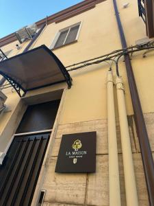 Сертификат, награда, вывеска или другой документ, выставленный в La maison guest house