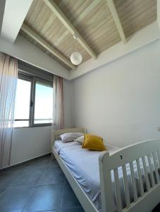 ヴロラにあるPerla Marina Houseの部屋に白いベッドがある寝室