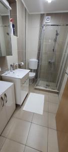 Ένα μπάνιο στο Lena 5 Apartmants