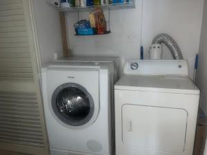 a washing machine and a washer in a room at Penthouse in Miami to share in Miami