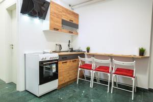 Kuchyň nebo kuchyňský kout v ubytování AISHA Hostel