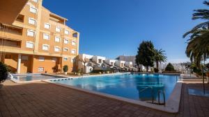 a large swimming pool in front of a building at Apartamento superior - Alcocebre in Alcossebre