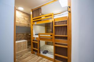 Palanda nebo palandy na pokoji v ubytování AISHA Hostel