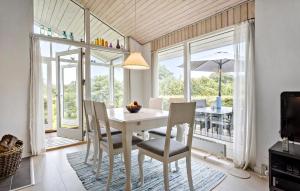 Furにある3 Bedroom Gorgeous Home In Furの白いテーブルと椅子のあるダイニングルーム