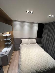 a bedroom with a large bed in a room at Fantástico Ape ao lado da rota gastronômica in Bento Gonçalves