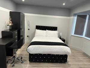 Letzi Premium Cozy Retreat Private En-Suite Rooms, Heathrow Airport客房内的一张或多张床位