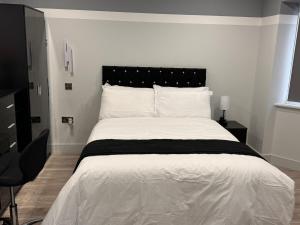 Letzi Premium Cozy Retreat Private En-Suite Rooms, Heathrow Airport客房内的一张或多张床位
