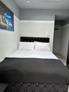 Letzi Premium Cozy Retreat Private En-Suite Rooms, Heathrow Airport客房内的一张或多张床位