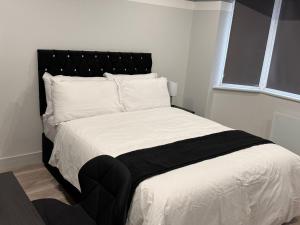 Letzi Premium Cozy Retreat Private En-Suite Rooms, Heathrow Airport客房内的一张或多张床位