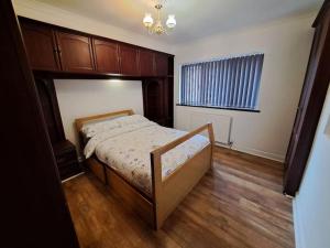 En eller flere senge i et værelse på City Centre Semi-Detached-House