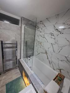 Et badeværelse på City Centre Semi-Detached-House