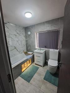 Et badeværelse på City Centre Semi-Detached-House