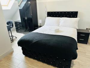 Letzi Premium Cozy Retreat Private En-Suite Rooms, Heathrow Airport客房内的一张或多张床位