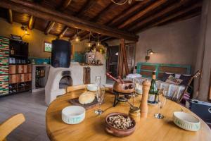 un tavolo in legno in un soggiorno con camino di Terracota Casa Eco Intiyaco Cordoba a Atos Pampa Altre 16 foto