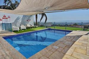 Bazén v ubytování shmulik's resort couples or families only nebo v jeho okolí