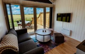 乌普萨拉Marstastugorna的客厅里有一张沙发和一张桌子。