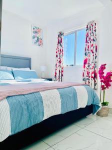 un dormitorio con una cama y una ventana en Ball Place Residence-Enjoy the entire downstairs, en Auckland