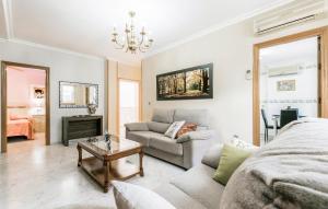 una sala de estar con un sofá y una mesa en 1 Bedroom Stunning Apartment In Sevilla, en Sevilla