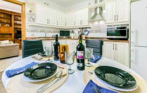 una cocina con una mesa con botellas de vino y copas en 1 Bedroom Stunning Apartment In Sevilla, en Sevilla