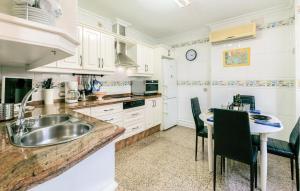 cocina con fregadero y mesa en 1 Bedroom Stunning Apartment In Sevilla, en Sevilla