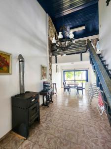 ein Wohnzimmer mit einem Herd und einem Esszimmer in der Unterkunft Casa frente al Río Paraná in Ituzaingó