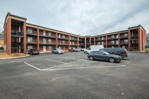 Un estacionamiento con autos estacionados frente a un edificio. en The Lofts of Downtown (540 N 2nd St, #210), en Clarksville 13 fotos más