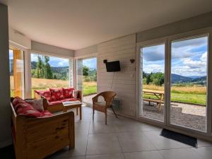 TV a/nebo společenská místnost v ubytování Gîte neuf au calme près de Gérardmer avec terrasse et balades en forêt - FR-1-589-217