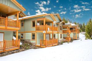 Casa grande con balcones de madera en la nieve en Best Ski-in out 3 Bdrm Chalet, with Hot Tub, en Big White