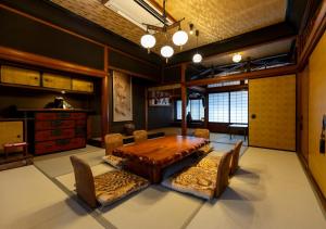 a dining room with a wooden table and chairs at 虎屋別館 in Kotohira