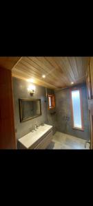 un baño con lavabo y bañera en Altitud 270, en Villa La Angostura