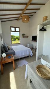 ein Schlafzimmer mit großem Bett und Fenster in der Unterkunft Casa Mangaba da Praia in Corumbau