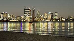 Nespecifikovaný výhled na destinaci Perth nebo výhled na město při pohledu z apartmánu