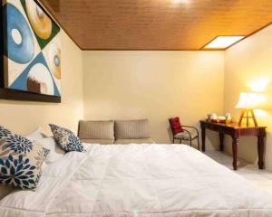 Ένα ή περισσότερα κρεβάτια σε δωμάτιο στο Mini apartamento con vista al Volcán Arenal