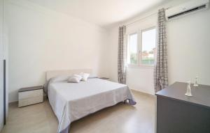 En eller flere senge i et værelse på 2 Bedroom Gorgeous Home In Realmonte