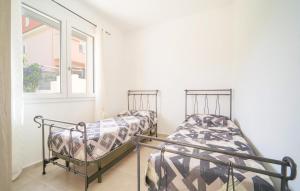 En eller flere senge i et værelse på 2 Bedroom Gorgeous Home In Realmonte