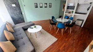 un soggiorno con un divano, un tavolo e delle sedie di 3 RECS: HERMOSO,AMPLIO E INMEDIATO A PASEO REFORMA a Città del Messico
